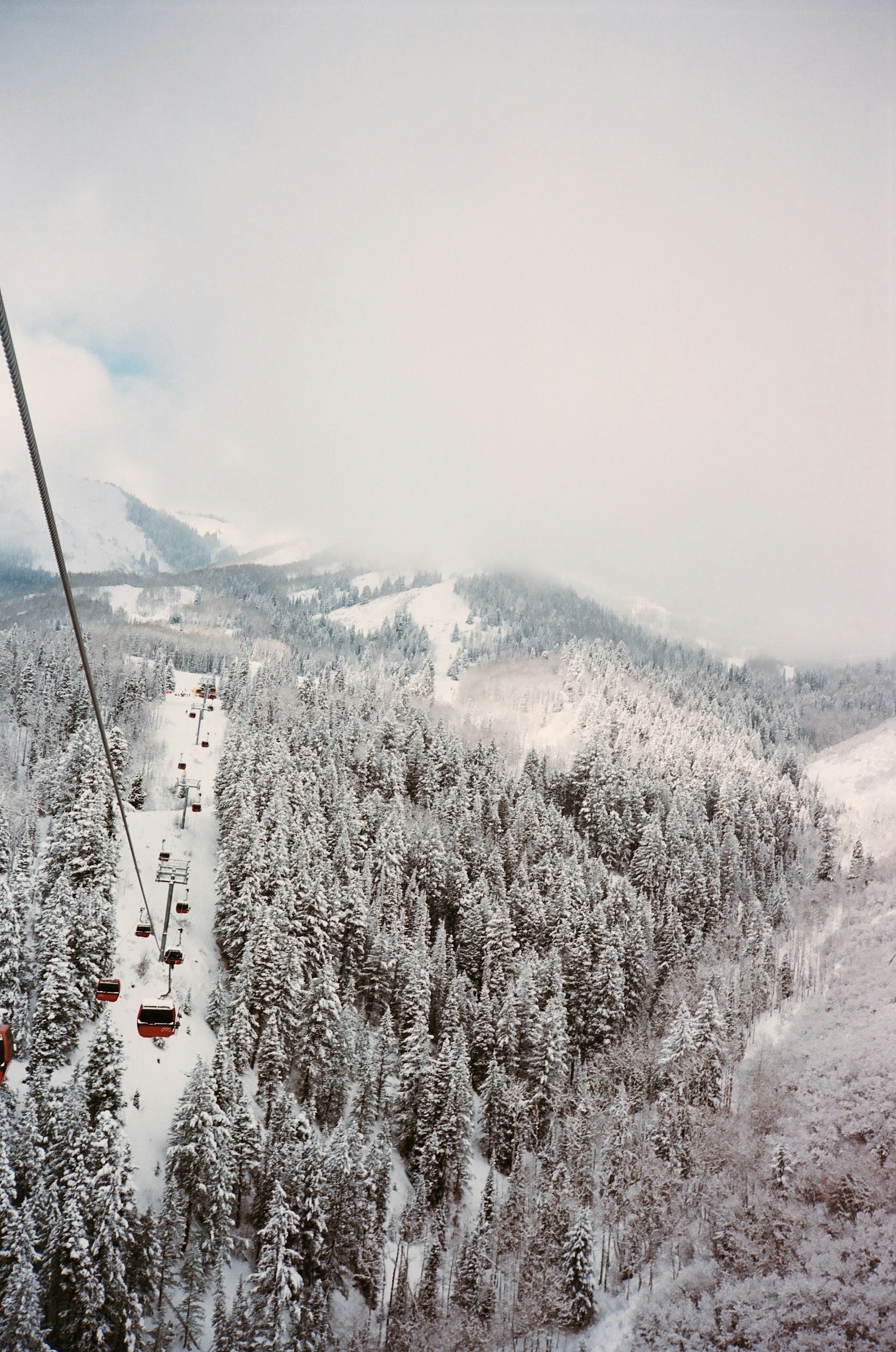 Gôndolas sobre uma montanha nevada em Park City